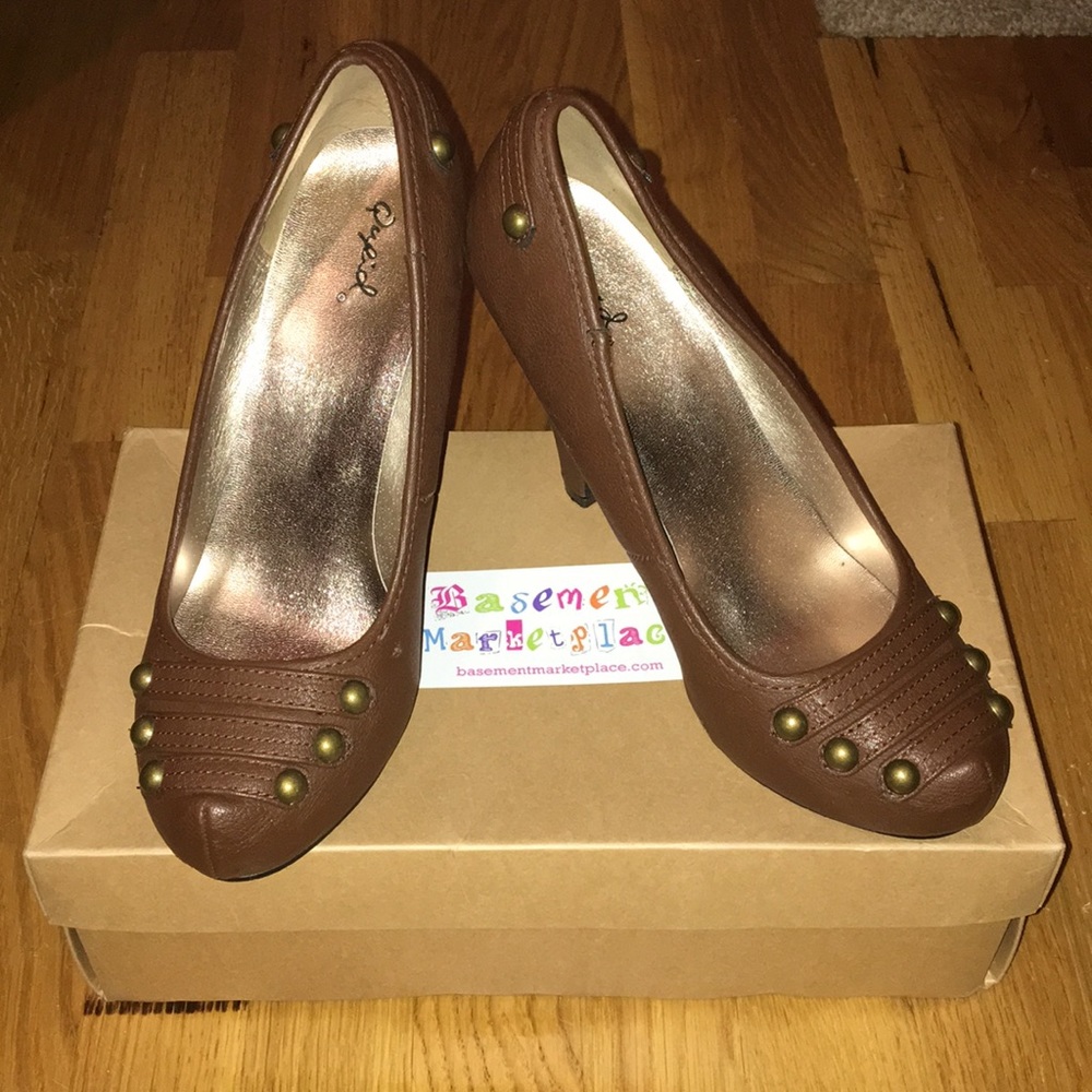 Brown pleather heels with brass colored stud acc